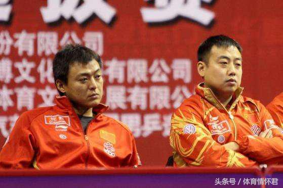  朗斯主场灯光秀致敬传奇，万名球迷泪目致敬  