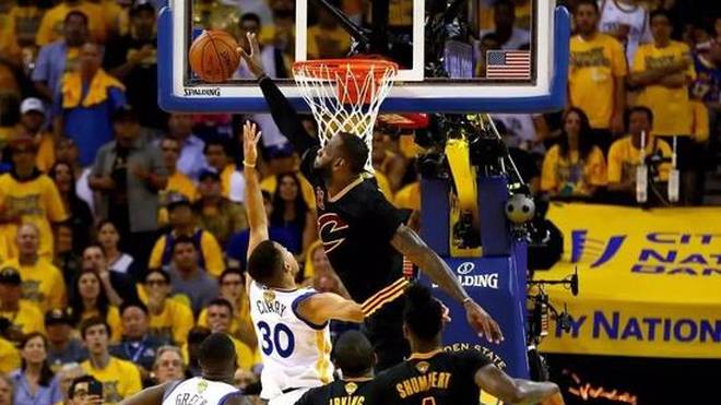  詹姆斯复出砍下30分率队逆转  